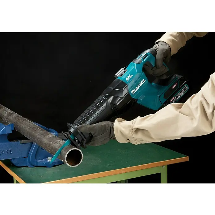 Makita XGT 40V max. Akku-Säbelsäge JR001GZ - 40 V, Ohne Akku, Leerlaufhubzahl: 0 /min - 3.000 /min - Eine Makita Akku-Säbelsäge beim Schneiden eines Metallrohrs in einem Schraubstock, mit Akku für kabellose Freiheit.