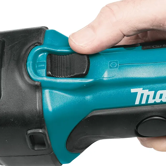 Makita LXT 18V Akku-Geradschleifer DGD800Z - 18 V, Ohne Akku, Leerlaufdrehzahl: 26.000 U/min - Nahaufnahme einer Makita-Säbelsäge mit Bedienelementen und Hand, die den Schalter betätigt.