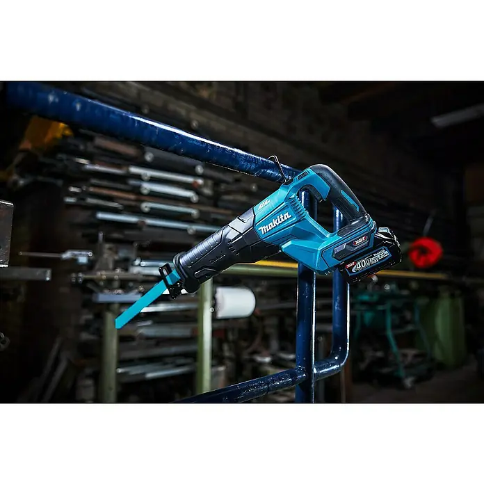 Makita XGT 40V max. Akku-Säbelsäge JR001GZ - 40 V, Ohne Akku, Leerlaufhubzahl: 0 /min - 3.000 /min - Makita Akku-Reciprosäge hängend. Die Säge ist blau und schwarz und hat einen 40V Akku. Ideal für den flexiblen Einsatz auf Baustellen.