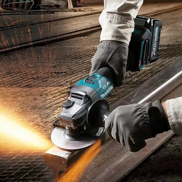Makita XGT 40V max. Akku-Winkelschleifer GA005GM201 - 2 Akkus, 4 Ah, Leerlaufdrehzahl: 8.500 U/min - Anwendungsbeispiel