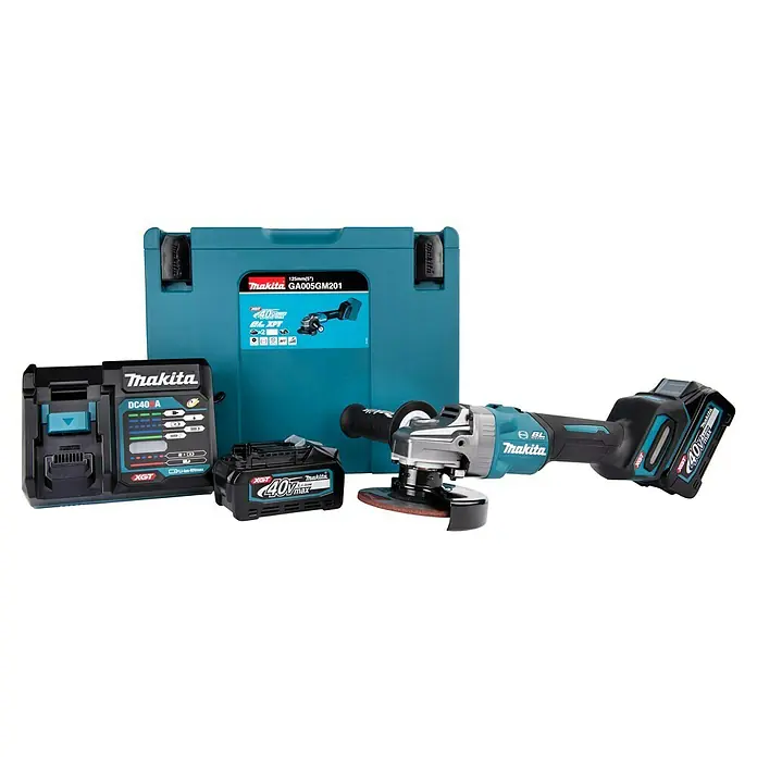 Makita XGT 40V max. Akku-Winkelschleifer GA005GM201 - 2 Akkus, 4 Ah, Leerlaufdrehzahl: 8.500 U/min - Das Bild zeigt ein Makita GA005G Winkelschleifer-Set mit Akku, Ladegerät und Koffer. Perfekt für Profis und Heimwerker.