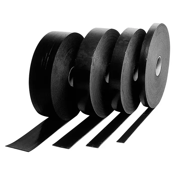 Knauf Dichtungsband - 30 m x 70 mm, Anthrazit - Eine Nahaufnahme von fünf Rollen schwarzem Dichtungsband unterschiedlicher Breite. Die Bänder sind aufgereiht und abgerollt dargestellt.