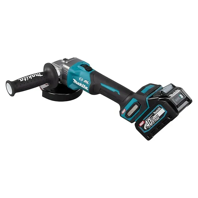 Makita XGT 40V max. Akku-Winkelschleifer GA005GM201 - 2 Akkus, 4 Ah, Leerlaufdrehzahl: 8.500 U/min - Makita Akku-Winkelschleifer XGT 40Vmax mit Akku und Zusatzhandgriff. Das Werkzeug ist schwarz und blaugrün.