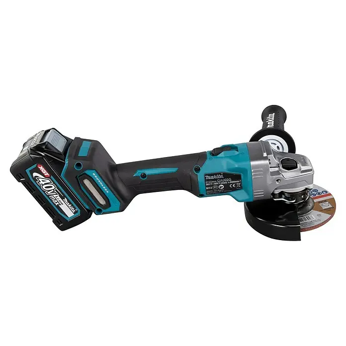 Makita XGT 40V max. Akku-Winkelschleifer GA005GM201 - 2 Akkus, 4 Ah, Leerlaufdrehzahl: 8.500 U/min - Bild einer Akku-betriebenen Makita GA005G Flex mit 40V max XGT Akku, ideal zum Schleifen und Trennen von Metall.