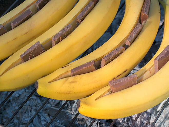 Obst und Gemüse grillen: Rezept für Banane mit Schokolade