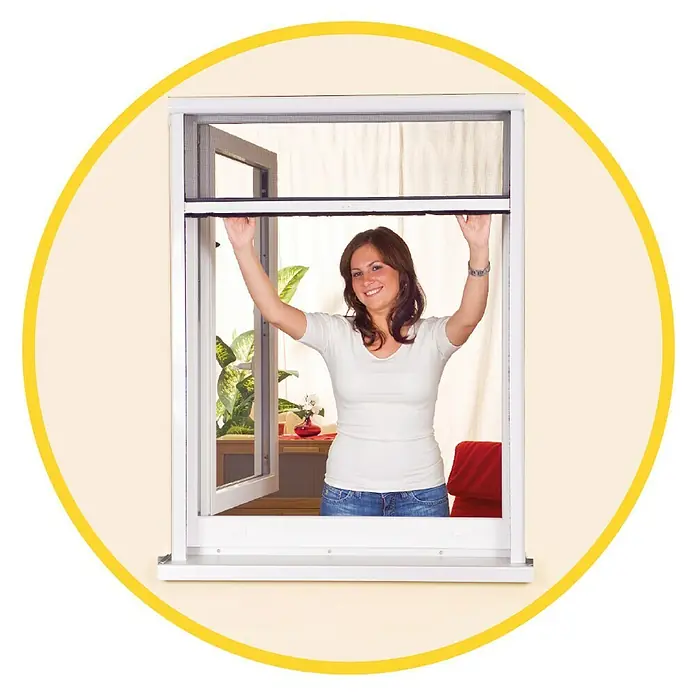 Easy Life Insektenschutz-Fensterrollo greenLINE - B x H: 80 x 130 cm, Montage Insektengitter: Schrauben, Aluminium - Frau demonstriert ein Insektenschutzrollo am Fenster, das vor Insekten schützt und für frische Luft sorgt. Ideal für ein angenehmes Wohnklima.