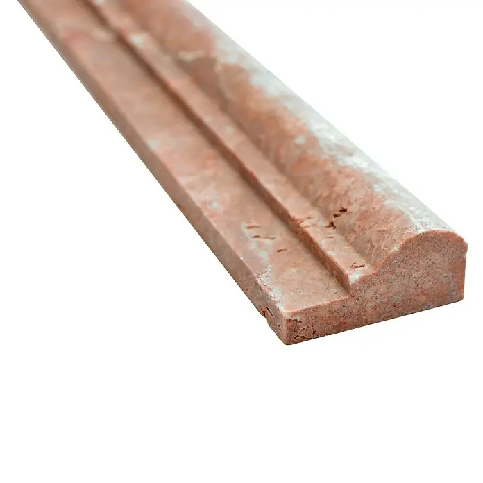 Fliesenbordüre Travertin PO 4534830,5 x 4,8 cm, Rosso, Matt - Nahaufnahme eines Marmorprofils in Rosatönen, das für dekorative Zwecke oder als Bordüre verwendet wird. Die polierte Oberfläche betont die natürliche Maserung.