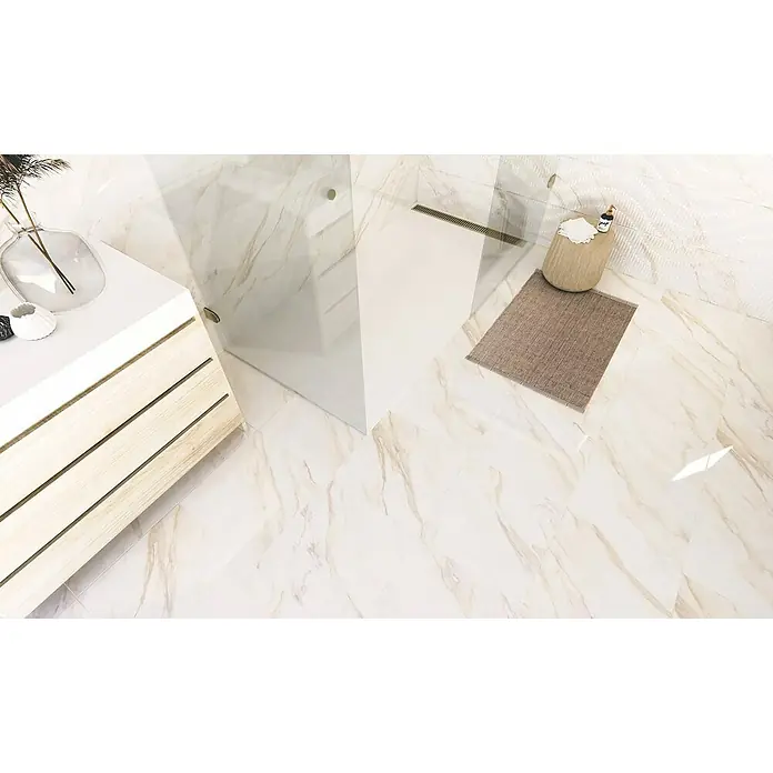 Pavimento cerámico Calacatta Gold - 45 x 45 cm, Blanco, Brillante - Un baño moderno con suelos de mármol, una ducha con mampara de cristal, un mueble de lavabo y un pequeño taburete con toalla.