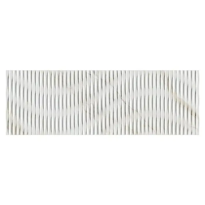 Revestimiento de pared Calacatta Decor - 90 x 30 cm, Blanco, Brillante - Primer plano de una pared que presenta un elegante panel de pared 3D blanco con nervaduras verticales, que muestra un diseño moderno y elegante.