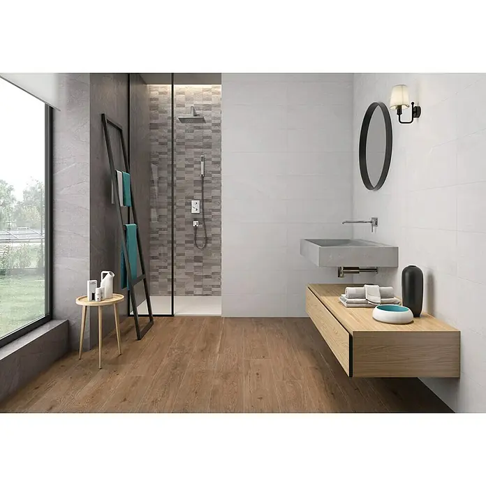 Revestimiento de pared Akane - 30 x 90 cm, Blanco, Mate - Este baño cuenta con un tocador de madera y un lavabo de hormigón gris con pisos de madera y paredes blancas. Las toallas están cuidadosamente dobladas.