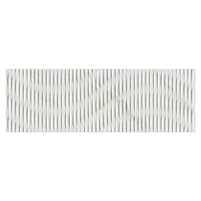 Revestimiento de pared Calacatta Decor - 90 x 30 cm, Blanco, Mate - Primer plano de una baldosa de pared blanca con líneas onduladas verticales, mostrando un diseño moderno y elegante para interiores.