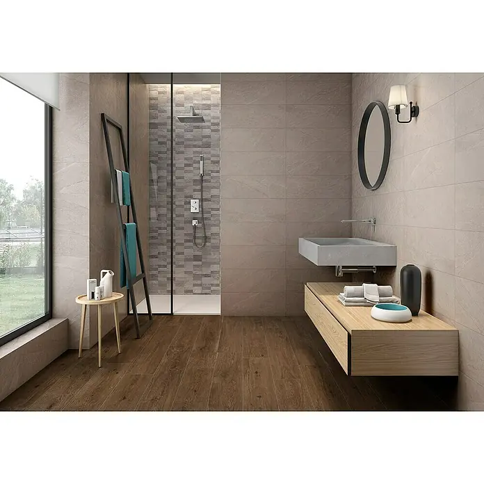 Revestimiento de pared Akane - 30 x 90 cm, Crema, Mate - La imagen muestra un baño con una moderna cabina de ducha, un lavabo y un piso de madera. La paleta de colores es neutra.