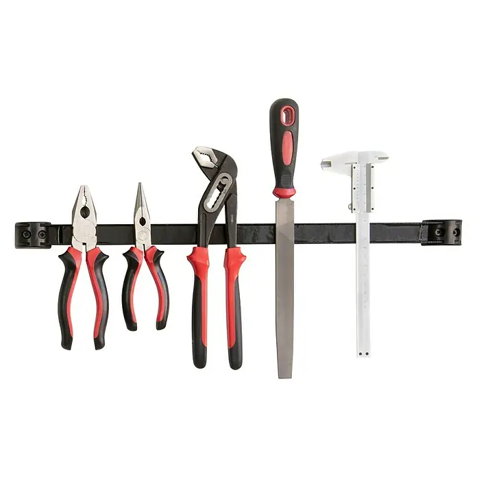 Alpha Tools Magnetleiste - 50 cm, Traglast: 10 kg - Verschiedene Werkzeuge wie Zangen, eine Feile und ein Messschieber, die an einer magnetischen Werkzeugleiste an der Wand hängen.