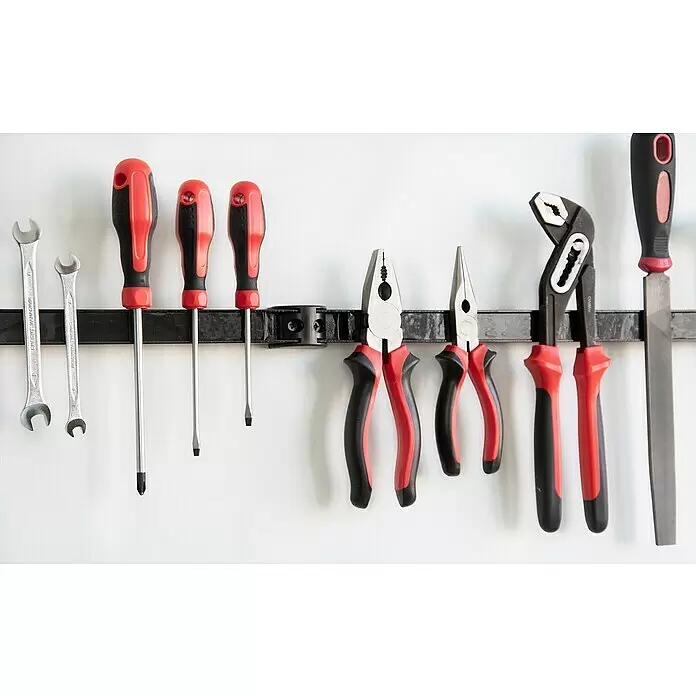 Alpha Tools Magnetleiste - 50 cm, Traglast: 10 kg - Sortiment Handwerkzeuge mit rot-schwarzen Griffen: Schraubenschlüssel, Schraubendreher, Zangen, Feile, an Magnetleiste.