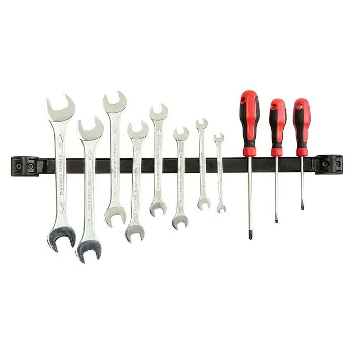Alpha Tools Magnetleiste - 50 cm, Traglast: 10 kg - Werkzeugsatz: Schraubenschlüssel und Schraubendreher auf einer Magnetleiste für eine ordentliche Werkstattaufbewahrung.