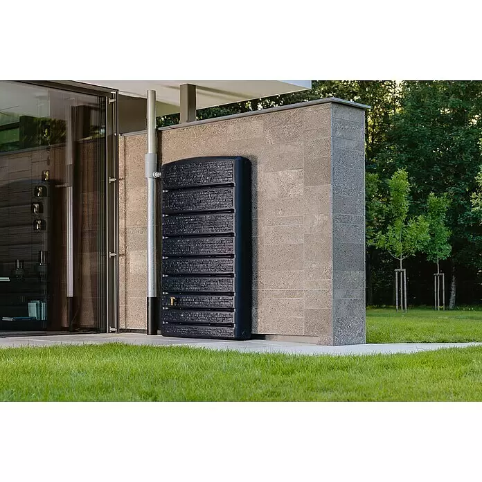 4rain Regenspeicher Extra Slim Stone - 400 l, Grau - Schwarzer, texturierter Regenwassertank neben einer modernen Hauswand, an ein Fallrohr zur Wassersammlung angeschlossen.