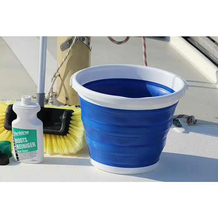 Yachticon Falteimer - 10 l - Bild eines blauen, faltbaren Eimers neben einer Flasche Bootsreiniger und einem Schrubber auf einem Boot.