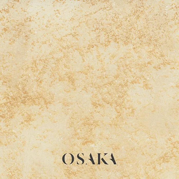 Osaka Yeso con efecto de color Madreperla - Dorado, Brillante - Primer plano de una baldosa beige Osaka con una textura sutil, ideal para interiores modernos y diseños atemporales.