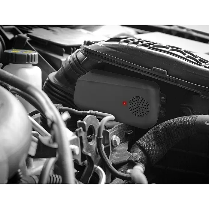 Marder Schreck Marderstop Kfz - Marderschutz - Nahaufnahme eines elektronischen Schädlingsbekämpfers im Motorraum eines Fahrzeugs, der Schutz vor Nagetieren bietet.