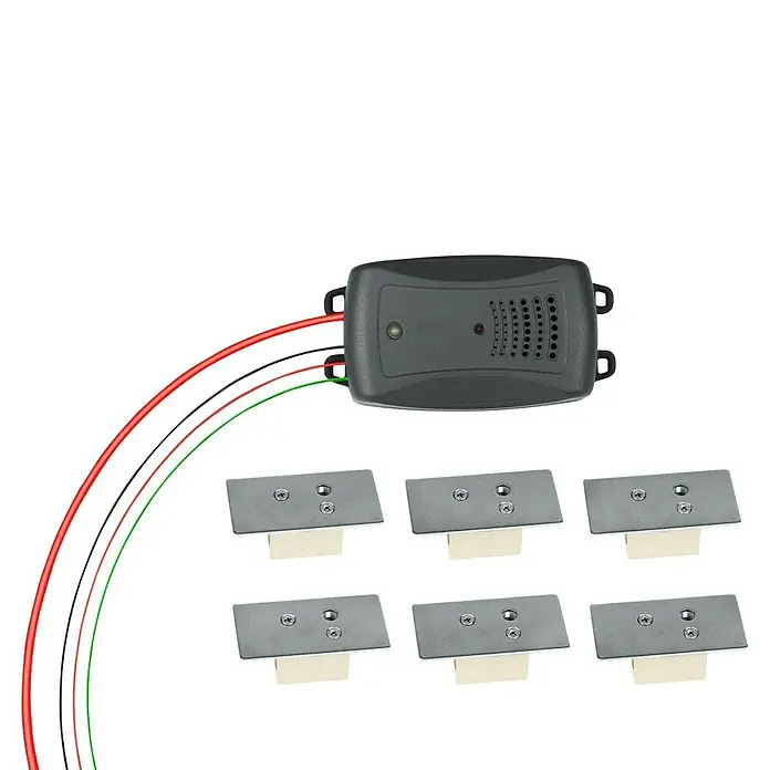 Marder Schreck Marderstop Kfz Hochspannung - Schalldruckpegel: 95 dB - Elektronisches Gerät mit rotem, schwarzem und grünem Kabel und sechs Metallbefestigungen.
