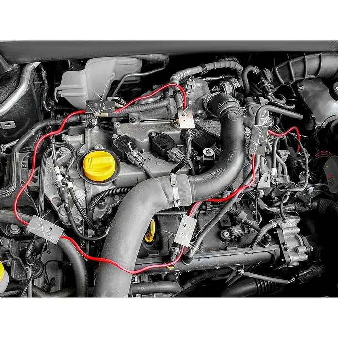 Marder Schreck Marderstop Kfz Hochspannung - Schalldruckpegel: 95 dB - Motorraumansicht mit roter Verkabelung. Eine detaillierte Darstellung der komplexen Verkabelung eines modernen Automotors mit Fokus auf die roten Kabel.