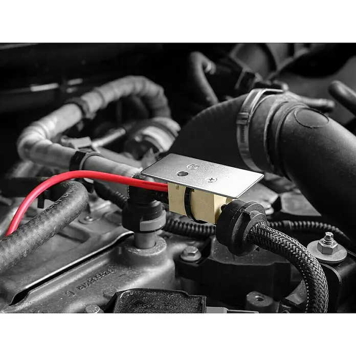 Marder Schreck Marderstop Kfz Hochspannung - Schalldruckpegel: 95 dB - Nahaufnahme des Motorraums mit Fokus auf elektronische Autoteile wie Kabel, Stecker und ein metallenes Montageteil.