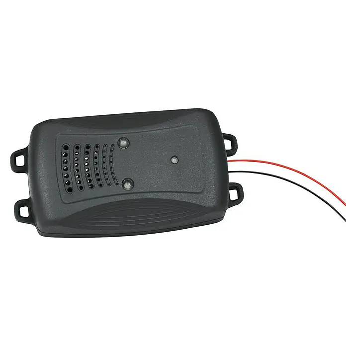 Marder Schreck Marderstop Kfz mit Blitz-LEDs - Schalldruckpegel: 95 dB - Das Produkt ist ein grauer, rechteckiger elektronischer Gerätekasten mit Lautsprecherlöchern und rotem und schwarzem Kabel.