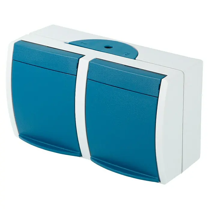 Busch-Jaeger Ocean Steckdose 20/2 EW-53 - 2-fach, Horizontal, Grau/blaugrün, IP44 - Nahaufnahme einer Doppelsteckdose in Blau und Weiß, ideal für Feuchträume und den Außenbereich. Robuste Bauweise für hohe Sicherheit.