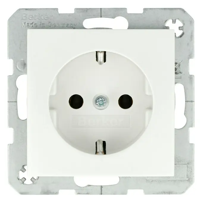 Berker S.1 Steckdose 47438989 - Polarweiß glänzend, Kunststoff, IP20 - Nahaufnahme einer weißen Berker-Steckdose mit Metallrahmen. Hergestellt in Deutschland, ein hochwertiges Produkt für den täglichen Gebrauch.