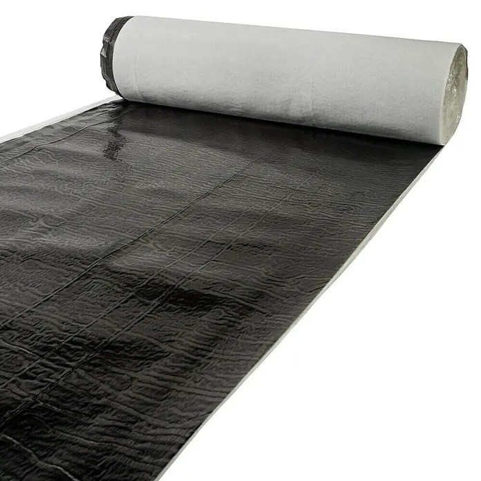 Soprema Lámina de aislamiento acústico Texfon - Gris, 13 kg, 20 x 1,07 m - Primer plano de un rollo de tela asfáltica autoadhesiva negra con una capa protectora blanca, ideal para reparaciones de tejados e impermeabilización.