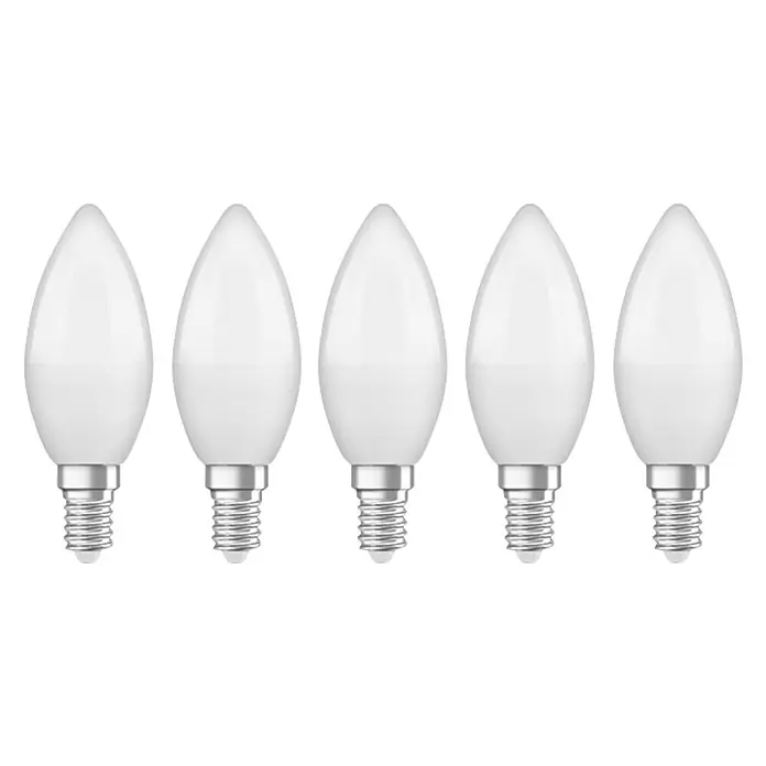 Osram Star LED-Lampen Set Classic B - E14, Nicht Dimmbar, Warmweiß, 470 lm, 5,5 W - Fünf LED-Leuchtmittel in Kerzenform mit Schraubsockel aufgereiht vor schwarzem Hintergrund.