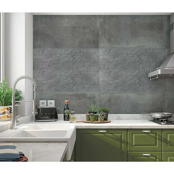 Revestimiento de pared Madox City - 90 x 30 cm, Antracita, Mate - Vista detallada de una cocina con gabinetes verdes, un fregadero y una encimera de mármol, destacada por un protector contra salpicaduras de azulejos grises.