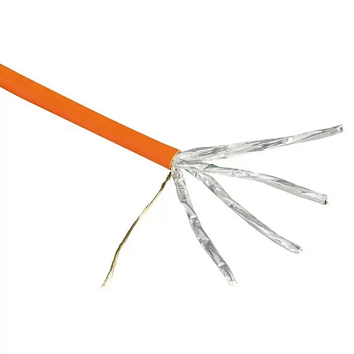 Hama Netzwerkleitung CAT 7 - Länge: 50 m, Orange, Bis zu 10 Gbit/s - Orangefarbenes, geschirmtes Ethernet-Kabel mit entfernter Ummantelung, das Erdungsdraht und vier folienummantelte Adernpaare zeigt.