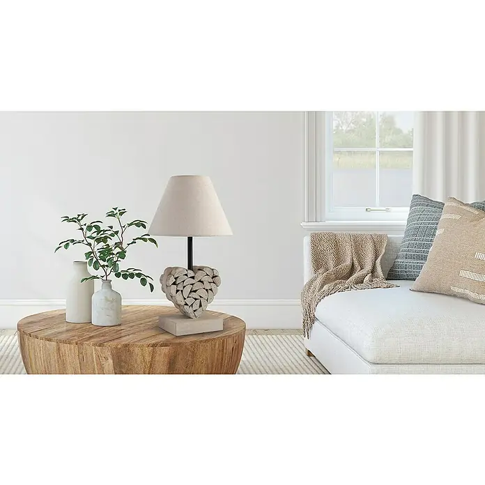 Idp Lampshades Lámpara de sobremesa Carlita - 40 W, L x An x Al: 20 x 20 x 36 cm, Natural, E27 - Lámpara de mesa en forma de corazón con pantalla beige, colocada sobre una mesa de madera con jarrones y ramas. Crea un ambiente acogedor.