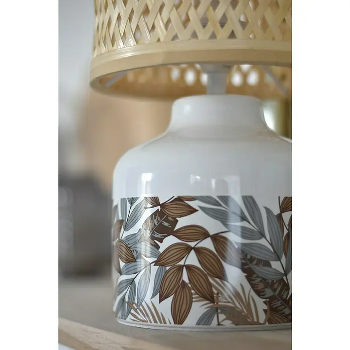 Idp Lampshades Lámpara de sobremesa Penny - 40 W, L x An x Al: 17 x 17 x 32 cm, Marrón, Natural, E14 - Primer plano de una elegante lámpara de mesa con base de cerámica blanca y un diseño botánico, coronada con una pantalla de ratán tejido.