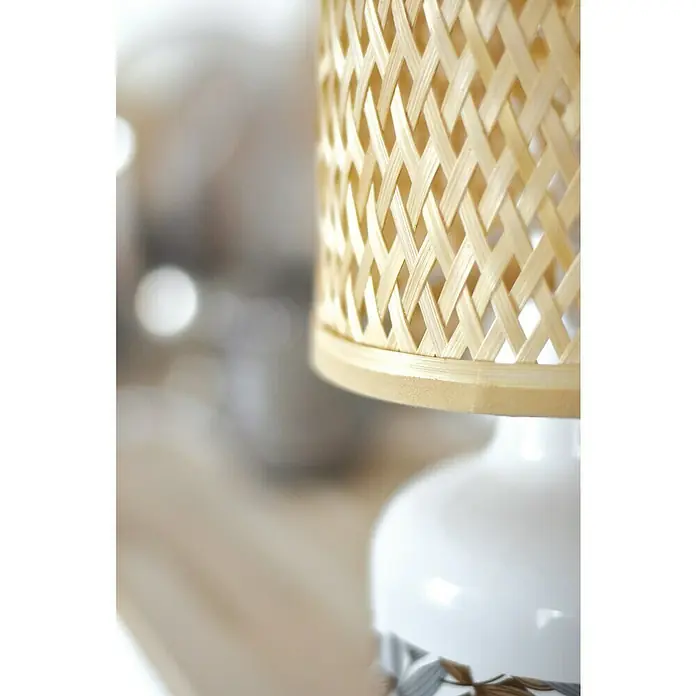 Idp Lampshades Lámpara de sobremesa Penny - 40 W, L x An x Al: 17 x 17 x 32 cm, Marrón, Natural, E14 - Primer plano de una elegante lámpara de mesa blanca con una pantalla tejida, que emite un brillo cálido y acogedor.