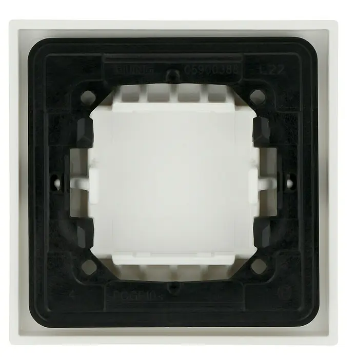 Jung LS 990 Universalwippe LS990WW - Alpinweiß, Hochglänzend, Kunststoff, Unterputzmontage - Nahaufnahme einer weißen Jung-Schalterblende mit schwarzem Rahmen, die ein quadratisches Design mit Öffnung für Einsätze zeigt.