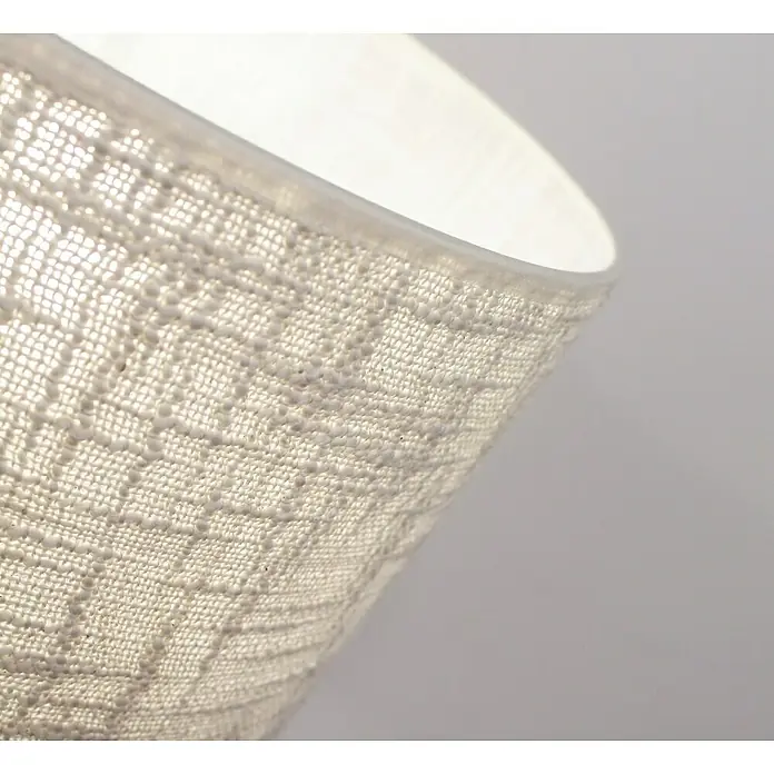 Idp Lampshades Lámpara de sobremesa Macrame - 40 W, L x An x Al: 30 x 30 x 49 cm, Natural, Blanco, E27 - Primer plano de una lámpara blanca con textura tejida, que emite una luz suave y difusa. El patrón de la lámpara es detallado y uniforme.
