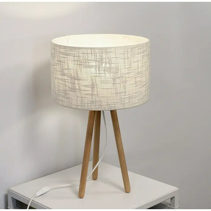 Idp Lampshades Lámpara de sobremesa Macrame - 40 W, L x An x Al: 30 x 30 x 49 cm, Natural, Blanco, E27 - Primer plano de una lámpara de mesa con una pantalla de color crema texturizada y una base de trípode de madera sobre una mesa blanca.