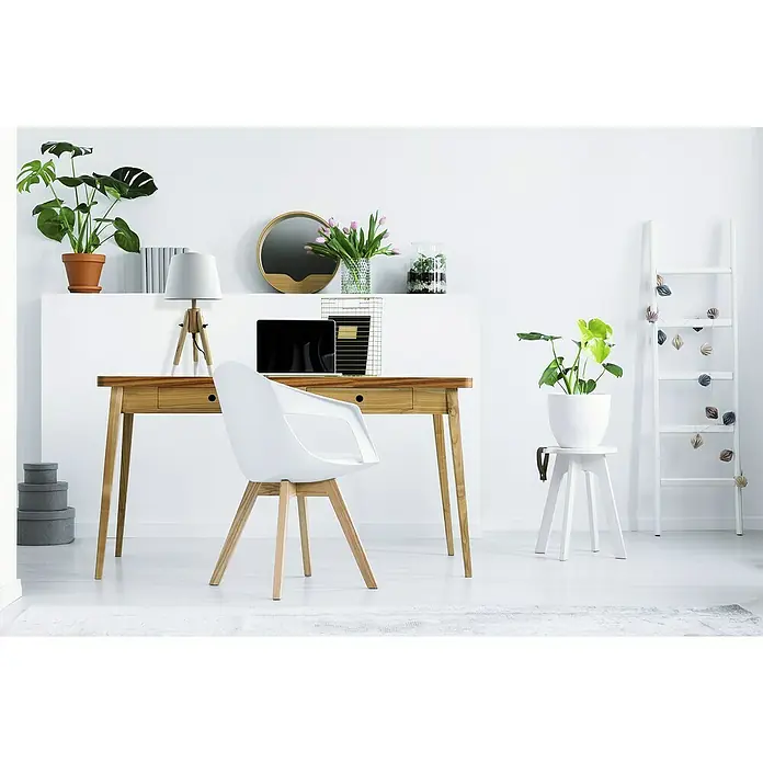 Idp Lampshades Lámpara de sobremesa Darina - 40 W, L x An x Al: 24 x 24 x 47 cm, Natural, Blanco, E27 - Habitación con un escritorio de madera, una silla blanca, plantas y elementos decorativos sobre un fondo blanco.