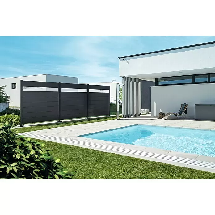 Biohort Sichtschutzelement mit Acrylglas - B x H: 180 x 180 cm, Stahl, Dunkelgrau Metallic - Anthrazitfarbener Sichtschutzzaun mit Milchglas-Elementen, am Swimmingpool installiert.