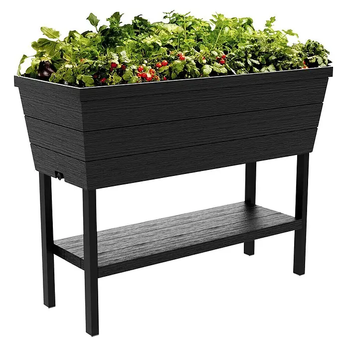 Keter Hochbeet Urban Bloomer - 82 x 38 x 78 cm, Kunststoff, Anthrazit - Das Bild zeigt einen erhöhten Gartenkasten aus dunklem Holz mit einer Ablagefläche und üppigen Pflanzen.