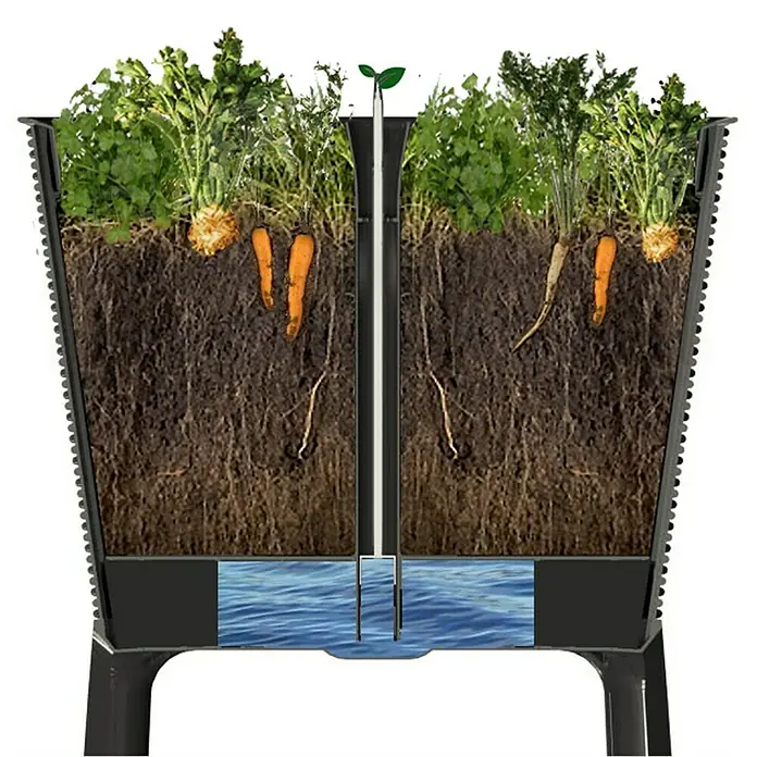 Keter Hochbeet Easy Growing - 114 x 49,3 x 75,7 cm, Kunststoff, Dunkelgrau - Detailaufnahme eines Bewässerungssystems für Gemüseanbau mit Karotten und Sellerie in einem Behälter.