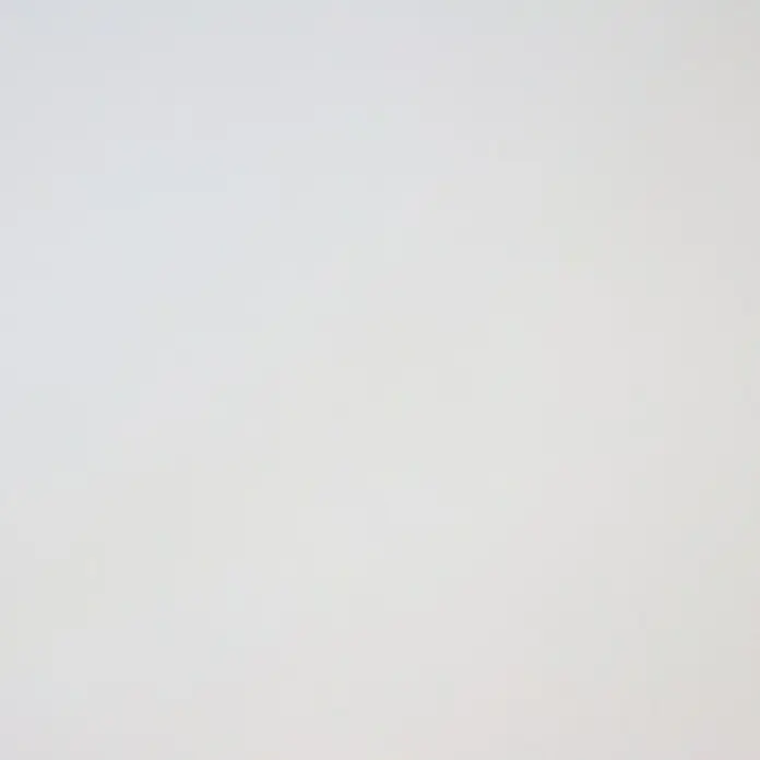 Moosgummi - L x B x H: 30 cm x 20 cm x 2 mm, Weiß - Ein strahlend weißer Hintergrund, ideal für Produktpräsentationen und minimalistisches Design, sorgt für Klarheit und Fokus.