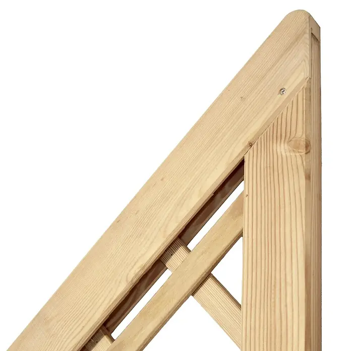 T & J Rankgitter Baikal90 x 180 cm, Natur, Holz - Nahaufnahme eines hölzernen Zaunelements mit Dreiecksdesign und Lattenstruktur. Das Holz hat eine helle Farbe und zeigt natürliche Maserung.