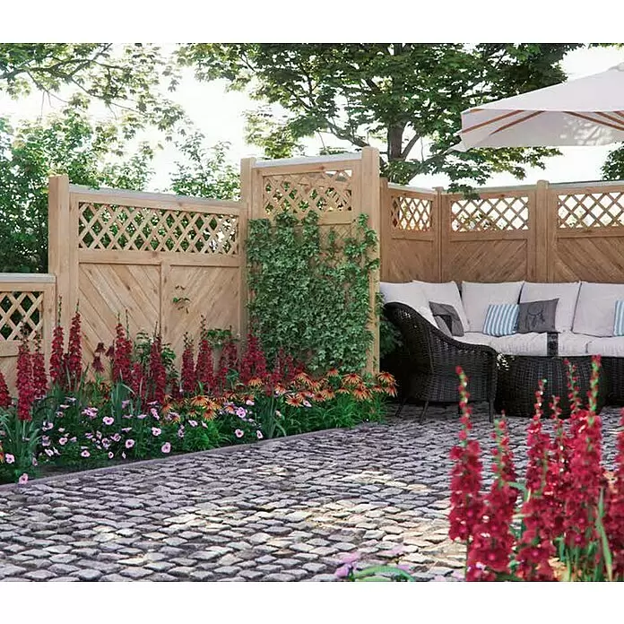 T & J Sichtschutzelement Skagen - 180 x 180 cm, Holz, Braun - Sichtschutzzaun aus Holz mit Rankgitter, der eine Gartenterrasse umschließt.