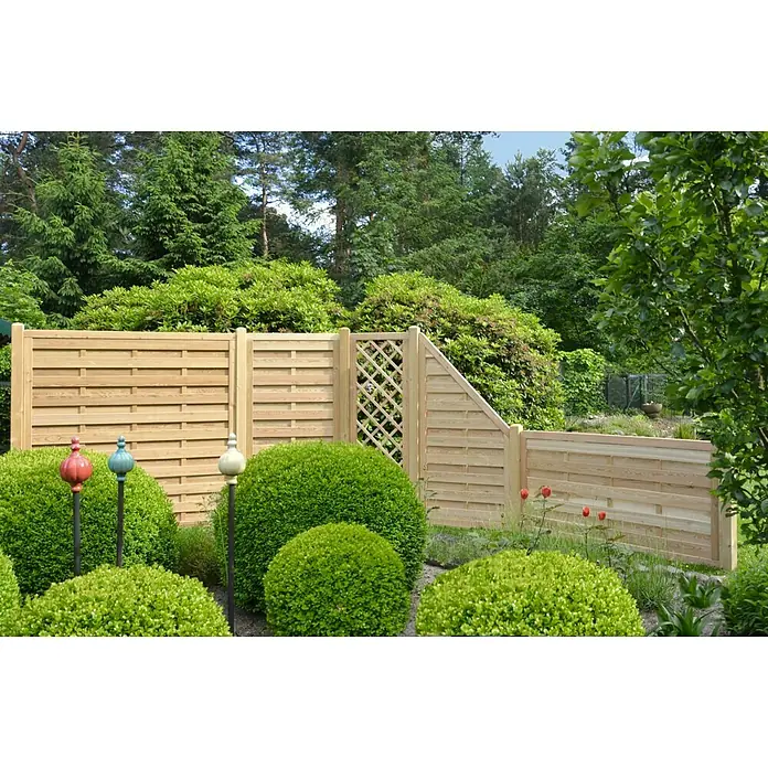 T & J Rankgitter Baikal90 x 180 cm, Natur, Holz - Eine Gartenszene mit einem Holzzaun, üppigem Grün und dekorativen Gartenelementen, die eine ruhige und gepflegte Atmosphäre ausstrahlen.