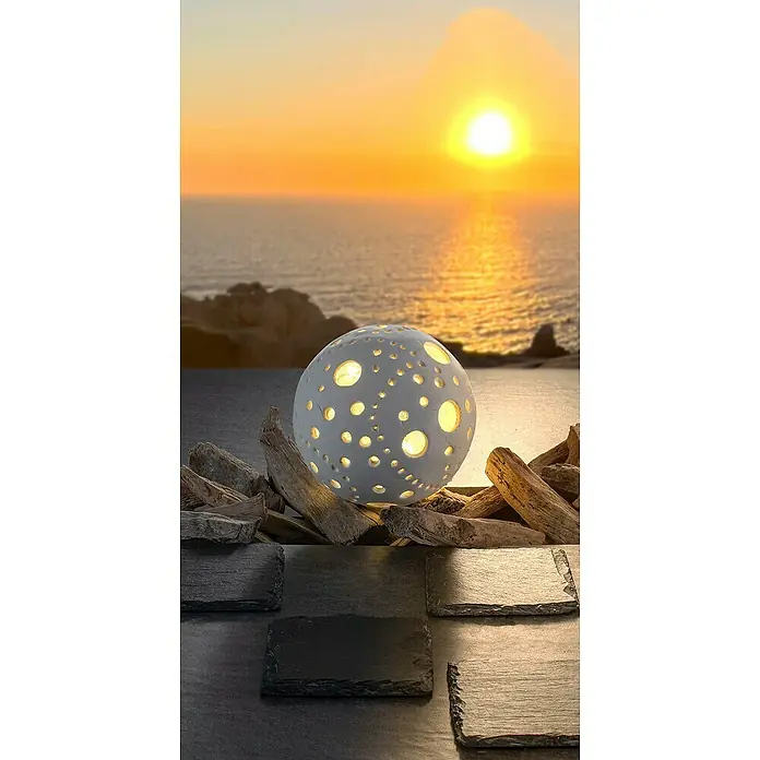 Glorex Hobby Time Softton - 1.000 g, Weiß - Dekorative Kugel Lampe mit Holz und Stein-Untersetzern vor einem wunderschönen Sonnenuntergang am Meer.