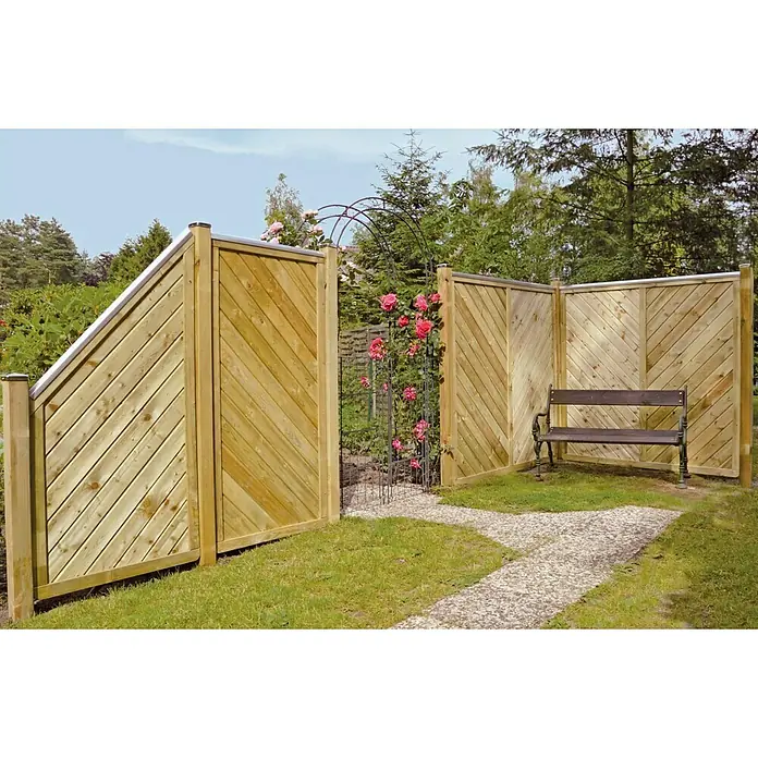 T & J Sichtschutzelement Classic Diagonal - B x H: 180 x 90 cm, Holz, Kesseldruckimprägniert Grün, Gerade - Gartenzaun aus Holz mit diagonaler Maserung und Metallverzierungen, der einen schönen Gartenweg und eine Bank umrahmt.