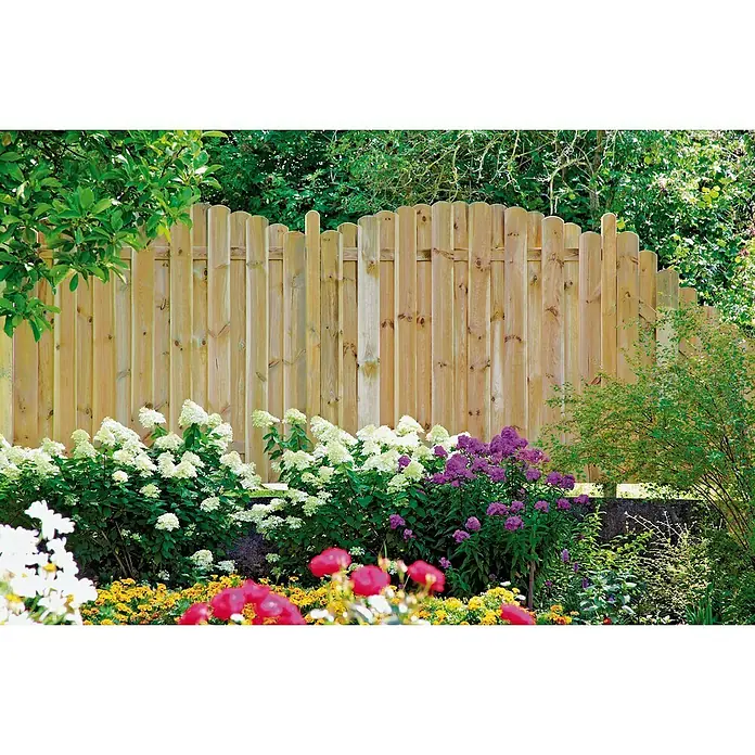 T & J Sichtschutzelement DaanB x H: 180 x 180 cm, Holz, Kesseldruckimprägniert Grün - Holzzaun mit verschiedenen Blumen und Büschen im Vordergrund, der einen dekorativen Gartenbereich schafft.